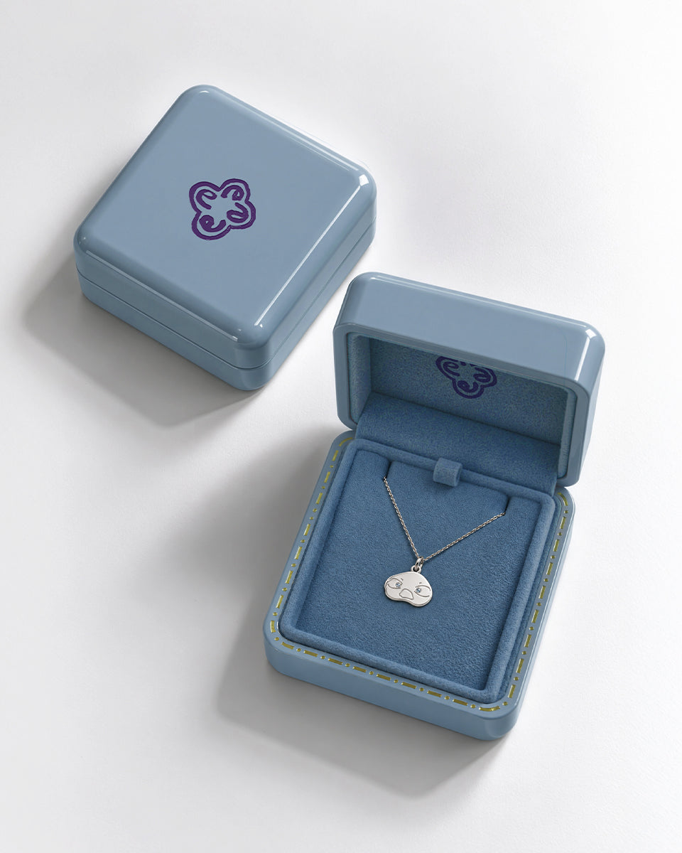Thinker medallion necklace, silver finish, in box